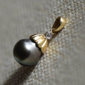 Elegant Gold and Diamond Pearl Pendant